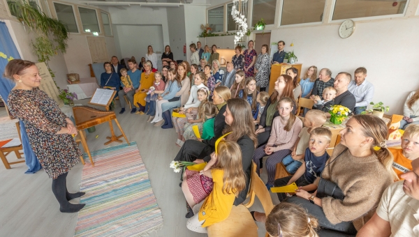 Lasteaiapere pidas endise kaubamaja ruumides avamispidu
